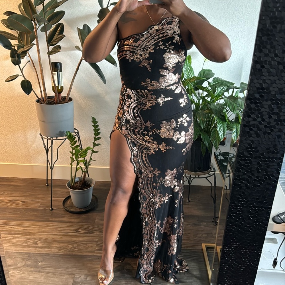 ✨NEW WITH TAGS✨ Black & Rose Gold Floorlength Side Split Gown